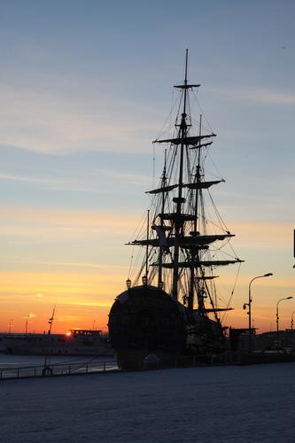 Движение судов по Кронштадтскому корабельному фарватеру в Санкт-Петербурге остановлено