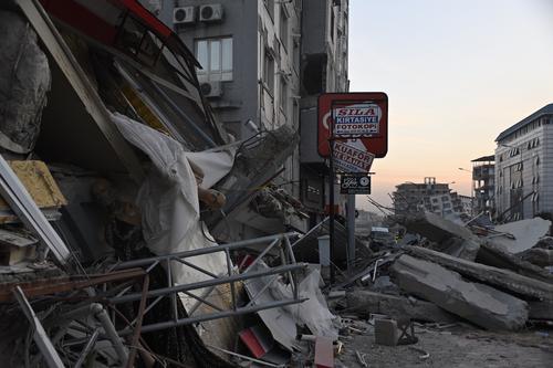 Количество погибших в результате землетрясения в Турции достигло 18 342