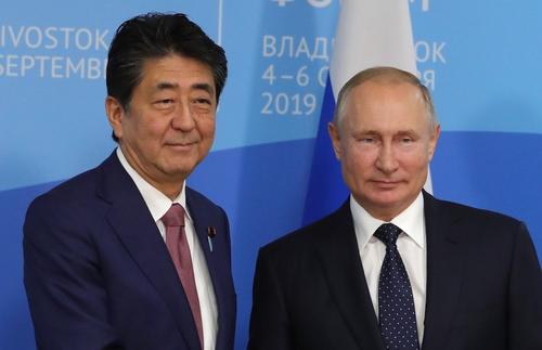 Бывший премьер-министр Японии Абэ в своих мемуарах назвал Путина искренним человеком
