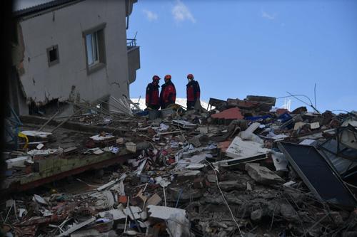 РИА Новости: в Турции азербайджанские спасатели извлекли из-под завалов двух выживших девочек
