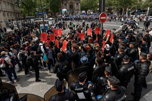 В Париже полиция применила слезоточивый газ во время беспорядков против пенсионной реформы