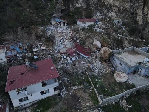 Российские кинологи обследовали десять объектов в пострадавшей от землетрясения Турции