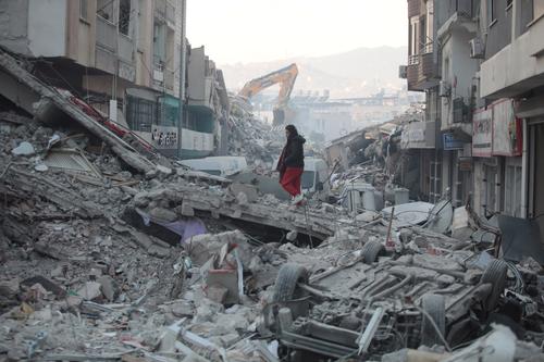 На шестые сутки после землетрясения из-под обломков домов в Турции извлекли троих выживших