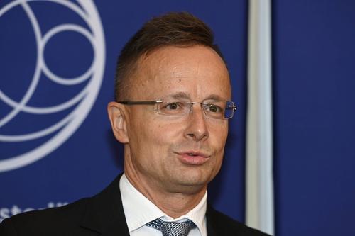 Глава МИД Венгрии Сийярто: призывы ЕС поставлять оружие Киеву лишь затягивают конфликт на Украине и уже «нанесли ущерб Европе»
