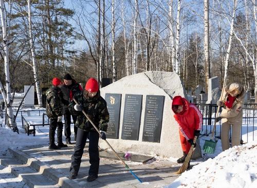 В Хабаровске юнармейцы навели порядок на могилах военных