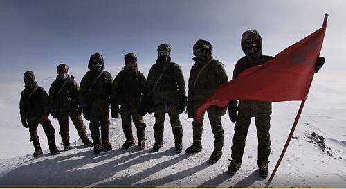 Военные альпинисты РФ совершили ритуальное восхождение на Эльбрус со знаменем победы, у этой горы занимательная история  