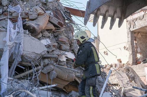 В Турции спасатели вытащили четырехлетнюю девочку живой из-под завалов через 178 часов после землетрясений