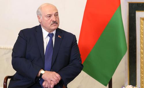 Лукашенко заявил, что президент Зеленский уничтожает Украину