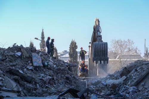 В Турции на двенадцатые сутки после землетрясений достали живым из-под завалов мужчину
