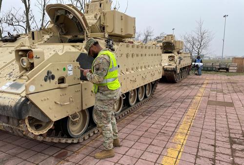 Американцы на скорую руку обучают украинских солдат эксплуатации боевой техники западного образца