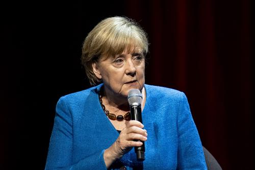 Меркель заявила пранкерам, позвонившим ей от имени Порошенко, что Минские соглашения дали Украине «больше времени для развития»