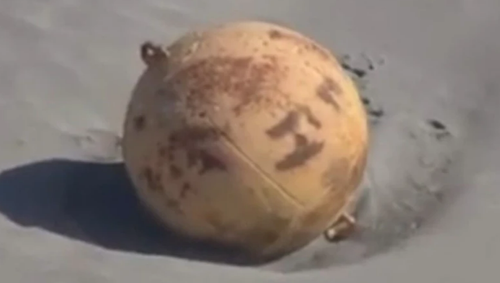 В Японии на пляже нашли загадочный металлический шар