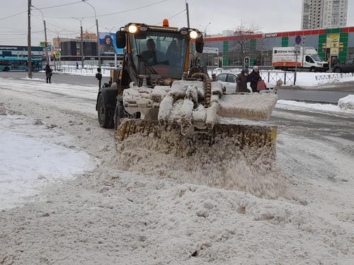 Снегоуборочная машина случайно снесла памятник барону Штиглицу на площади в Петергофе