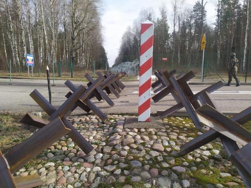 Польша начала устанавливать противотанковые ежи на границе с Калининградской областью России