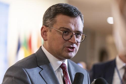 Кулеба заявил, что Украина не будет применять западные истребители и дальнобойное оружие против России