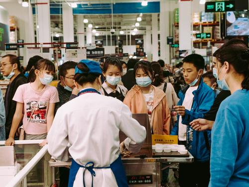 В Гонконге только сейчас перестанут носить медицинские маски