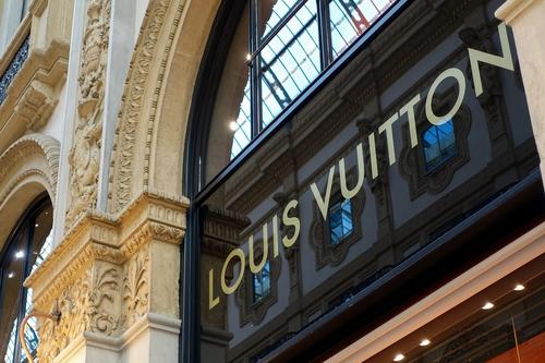 Подоляк обвинил бренд Louis Vuitton в поддержке России из-за триколора и символа V в рекламном ролике модного дома