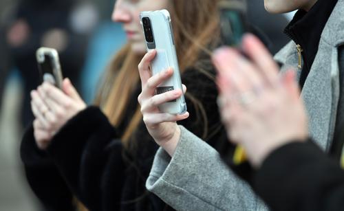 Депутат Горячева: детям нельзя запрещать пользоваться телефонами в школах  