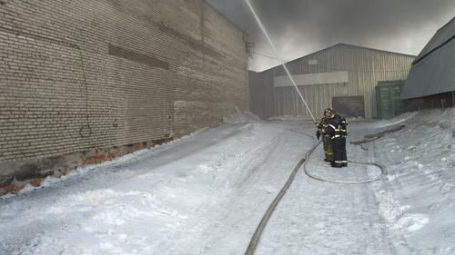 В Хабаровском крае потушили пожар на складе спустя сутки
