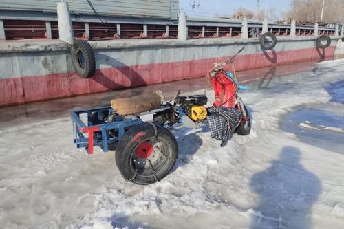 Хабаровские спасатели вернули пенсионеру ушедший под лед мотоцикл