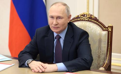 Путин поздравил россиянок с Международным женским днем