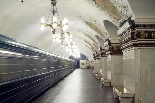 На станции метро «Киевская» в Москве 61-летний пассажир толкнул под приближающийся поезд подростка