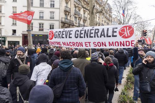 РИА Новости: в Париже проходит демонстрация на фоне седьмой забастовки против пенсионной реформы
