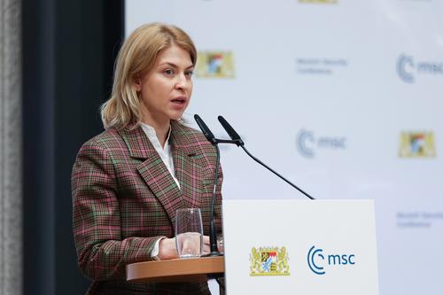 Вице-премьер Украины Стефанишина не подтвердила информацию о возможности мирных переговоров в обмен на гарантии безопасности Киеву