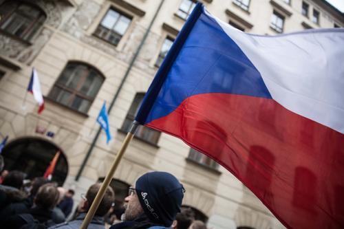 Idnes: протестующие в Праге призывали снять флаг Украины со здания Национального музея 