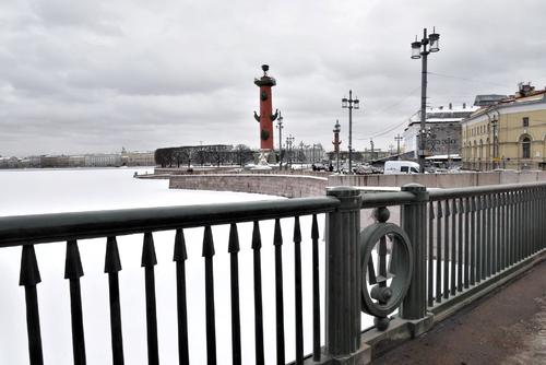 Трезубцы Нептуна вернули на законное место на Биржевом мосту в Петербурге