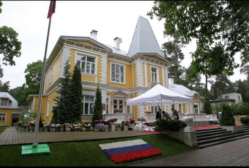 Охранять резиденцию посла России в Латвии больше не будут
