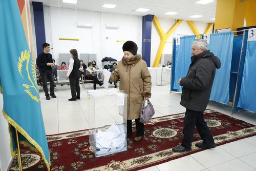 На парламентских выборах в Казахстане, по данным экзитполов, лидирует правящая партия «Аманат»