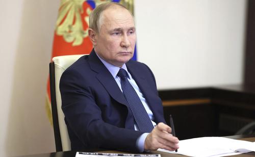 Путин заявил, что противник пытается изнутри раскачать российское общество