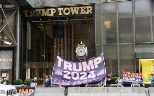 Американцы начали собираться у Трамп-тауэр в Нью-Йорке, чтобы поддержать Трампа в связи со слухами о его вероятном аресте
