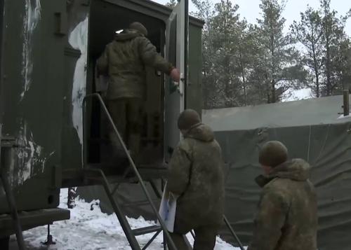 Для российских военных в зоне СВО работает передвижной банно-прачечный комплекс