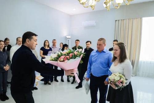 Губернатор Подмосковья поздравил в Рузе участника СВО со свадьбой