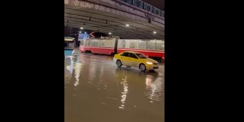 В Петербурге на Московском проспекте затопило проезжую часть