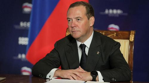 Дмитрий Медведев не исключил, что «чтобы истребить эту заразу», придётся идти до Львова