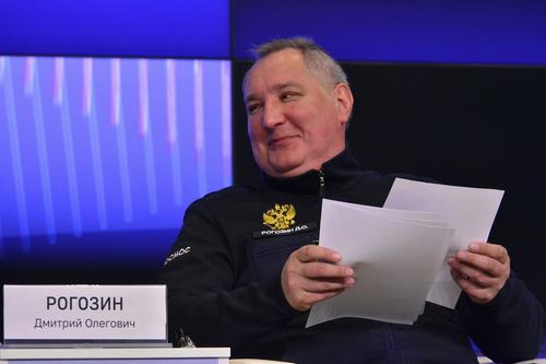 Рогозин: ВСУ разбрасывают над позициями российских добровольцев фальшивые двухтысячные купюры с призывом сдаваться