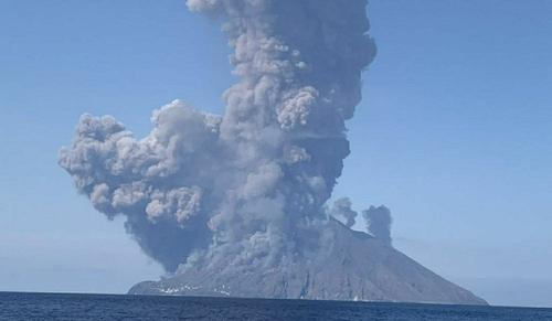 В Индонезии активизировался вулкан Анак Кракатау 
