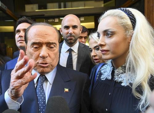 La Stampa: Берлускони со своей 33-летней подругой ищут дом с бомбоубежищем на случай ядерного апокалипсиса