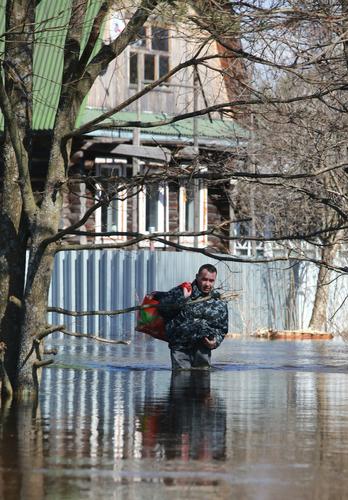 Резкое потепление и дожди привели к паводкам в 30 регионах России