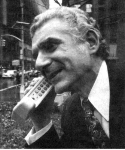 50 лет назад состоялся первый звонок по мобильному телефону