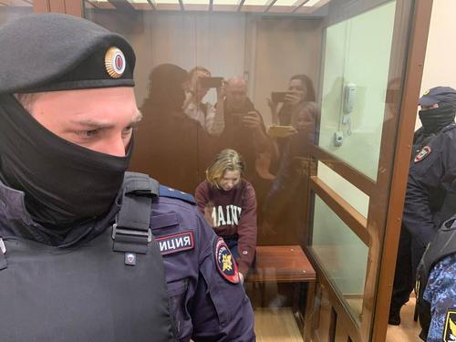Суд на два месяца арестовал Дарью Трепову, подозреваемую в совершении теракта, в результате которого погиб военкор Татарский