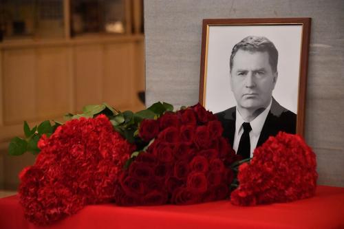Слуцкий назвал умершего год назад Жириновского личностью исторического масштаба, учителем и пророком