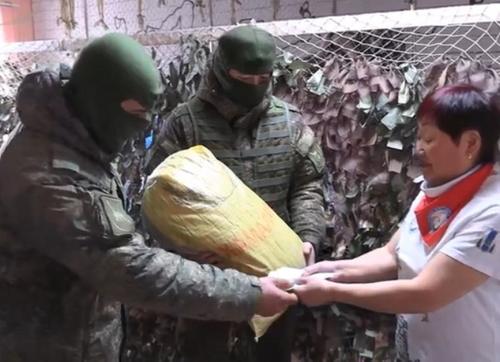 Сахалинские волонтёры плетут маскировочные сети для военных СВО