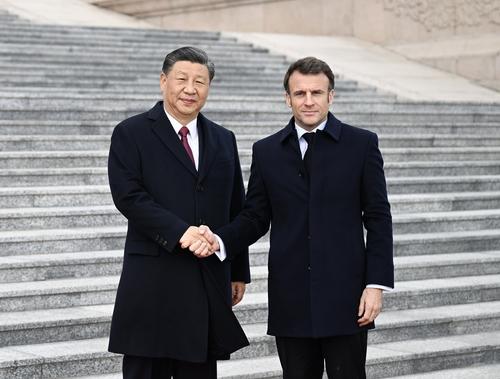 Le Monde: визит Макрона в Китай не изменил позицию Пекина в отношении украинского конфликта