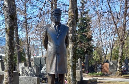 На памятнике Жириновскому выгравировали его цитату о боге и помощи людям