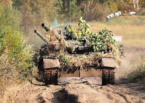 Минобороны опубликовало кадры уничтожения российским танком Т-80 командного пункта ВСУ