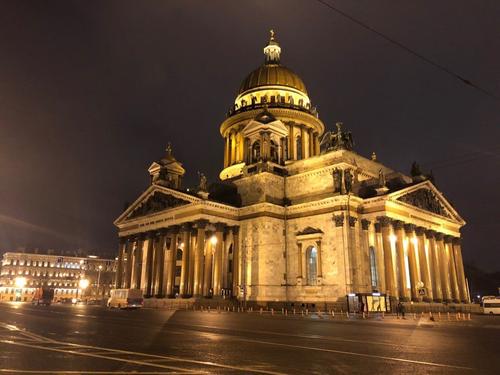 У Исаакиевского собора прошел Крестный ход в честь Вербного воскресенья